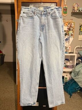Abercrombie & Fitch Curve Love Mid Rise The Slouchy Jean - Size 30